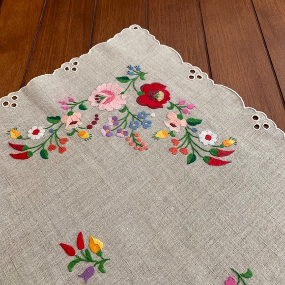 Hand Embroidered Vintage Floral Table Runner - Picture 3 of 6